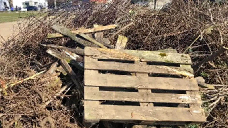 Nachterstedter Feuerwehr droht mit Ende des Osterfeuers wegen illegaler Müllentsorgung