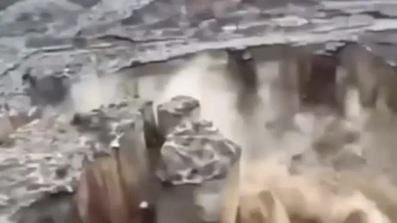 Naturkatastrophe in Dagestan: Massiver Erdrutsch reißt Berghang mit sich