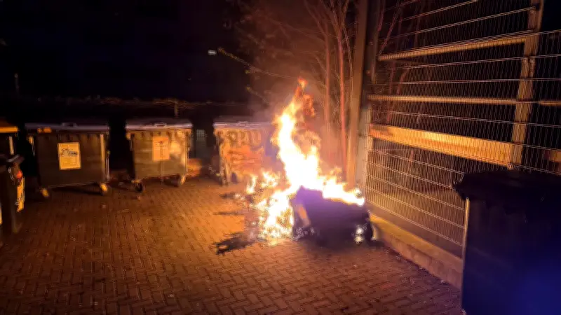 Nächtliche Mülltonnenbrände: Feuerwehr in Halle im Großeinsatz