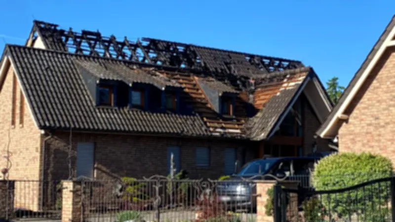Nächtlicher Großeinsatz in Gröna: Feuer greift von Carport auf Wohnhaus über