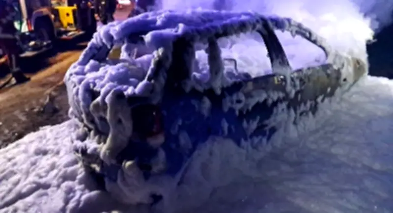 Nächtlicher Vollbrand in Roßlau: Auto in Clara-Zetkin-Straße komplett zerstört