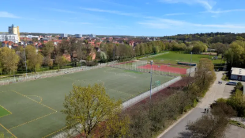 Neubrandenburg öffnet Sportplätze für Freizeitsport trotz Kostenstreit
