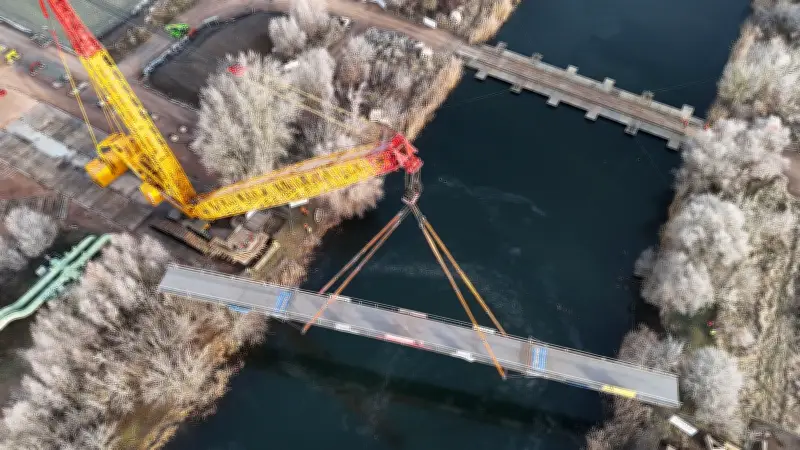 Neue Fernwärme-Brücke in Halle: Warum sie für Fußgänger und Radfahrer gesperrt ist