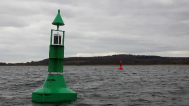 Neue Solar-Seetonnen sichern die Einfahrt zum Neukalener Hafen auf dem Kummerower See
