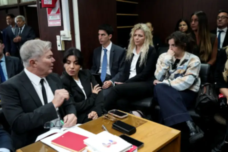 Neuer Prozess um Maradonas Tod: Sieben Angeklagte wegen Totschlags vor Gericht