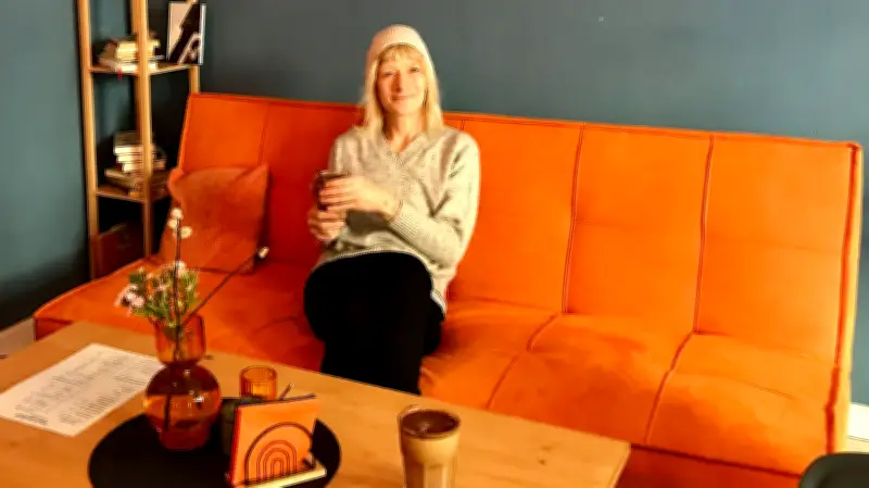 Neues Café Multi Bloque in Schwerin: Lila Kaffee und bunte Plastikstühle erobern die Altstadt