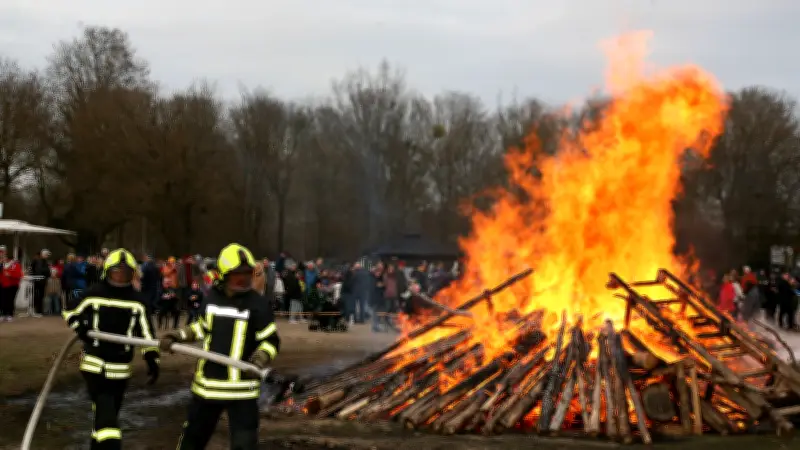 Neustrelitz: Spektakuläre Osterfeuer ziehen Hunderte Besucher an und stärken Gemeinschaft