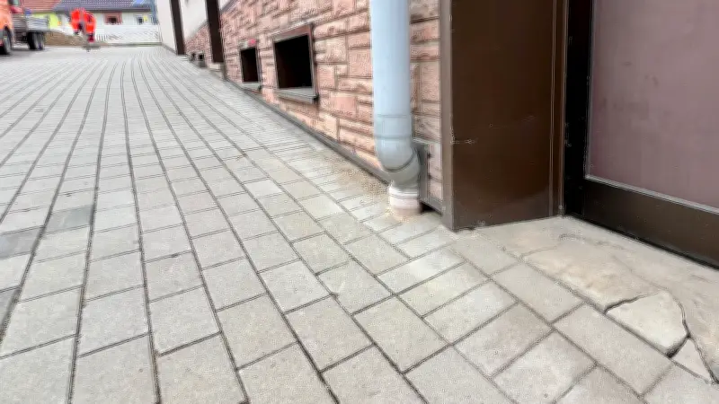 Nienburg: Haus nach Wasserschaden unbewohnbar - Straßensperrung bleibt bestehen