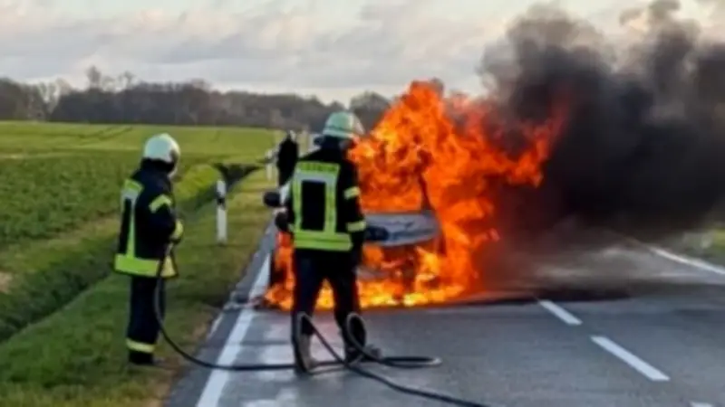 Nissan geht nach Display-Fehlermeldung in Flammen auf - Fahrerin rettet sich unverletzt