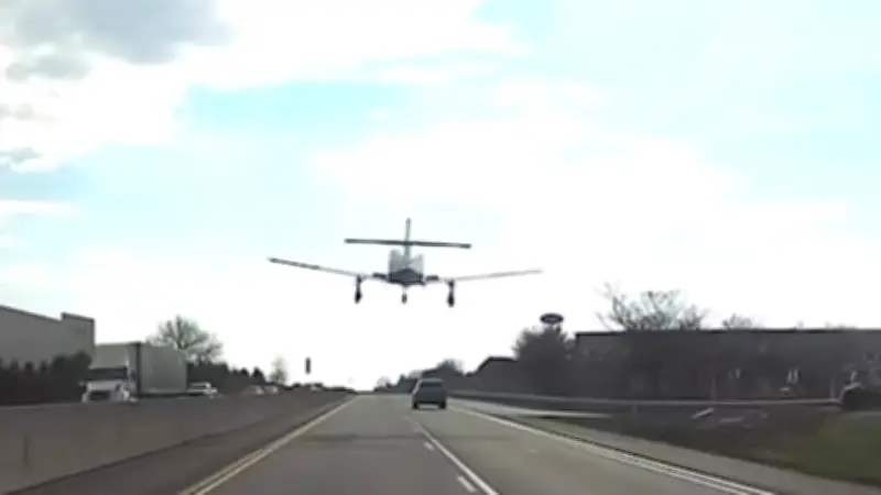 Notlandung auf US-Autobahn: Kleinflugzeug landet mitten im Verkehr ohne Verletzte
