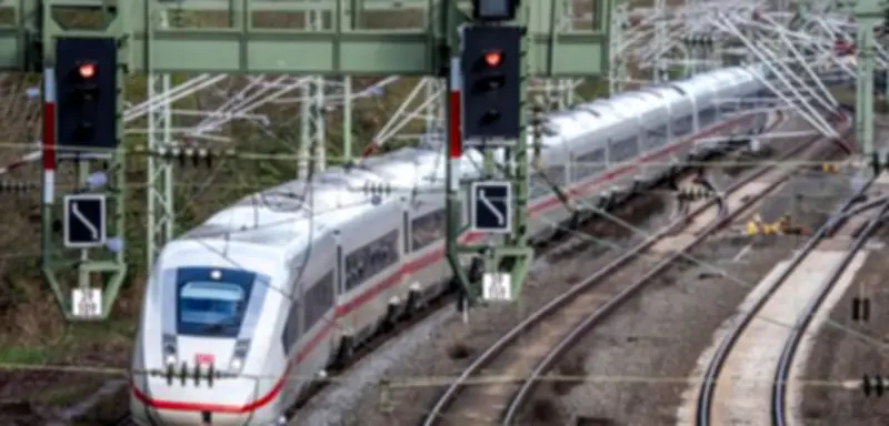 Oberleitungsriss bei Zahna: ICE gestoppt, Hunderte Reisende gestrandet