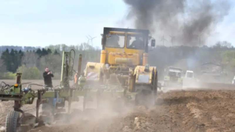 Oldtimer-Pflügen in Naschendorf: Historische Traktoren ziehen perfekte Furchen