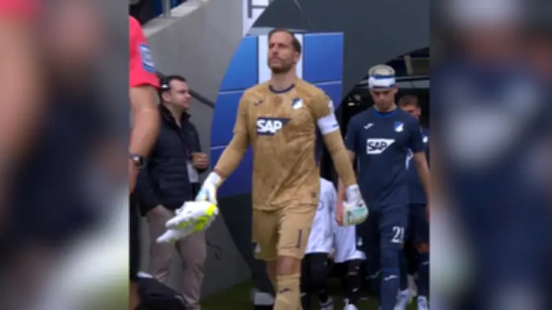 Oliver Baumann setzt mit personalisierten Fußballschuhen starkes Zeichen für ME/CFS