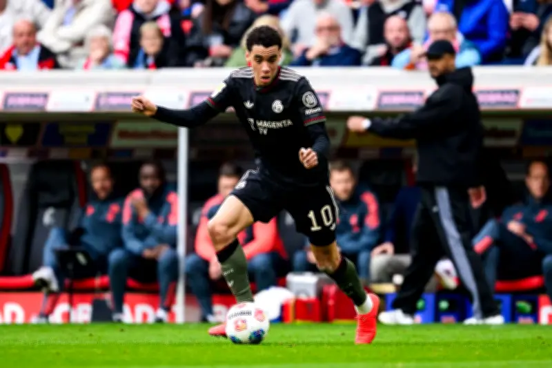 Oliver Kahn rät Jamal Musiala von WM-Teilnahme ab: Experten skeptisch nach Verletzung