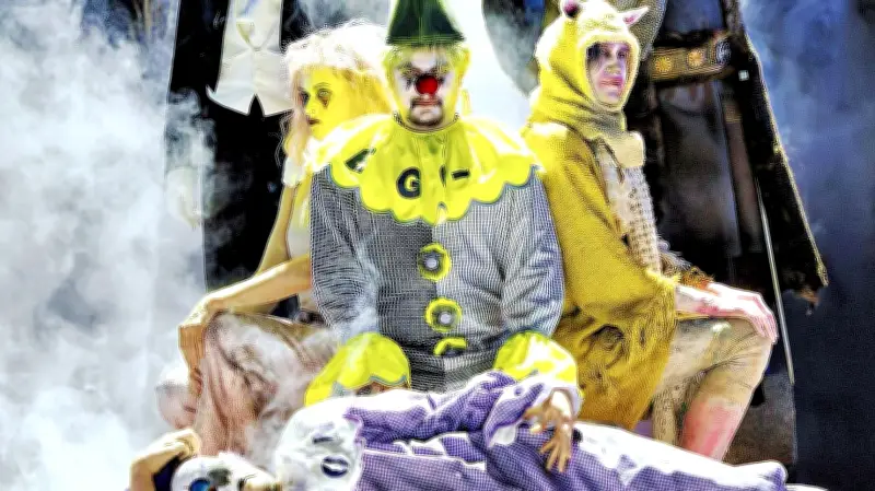 Oper Magdeburg wagt sich an Schnittkes 'Leben mit einem Idioten' in turbulenter Inszenierung