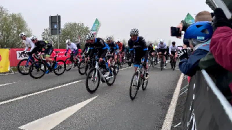 Ospa Jedermann-Radrennen in Rostock: Dreijähriger siegt, 500 Teilnehmer bei Premiere