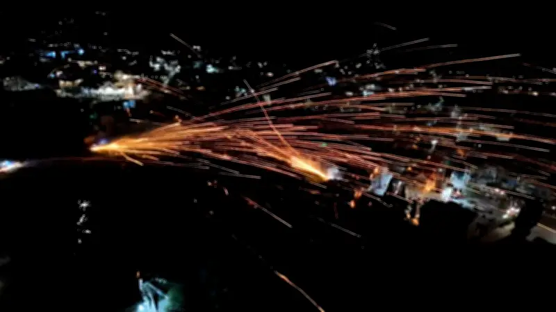Oster-Raketenkrieg auf Chios: Spektakulärer griechischer Brauch erleuchtet den Nachthimmel
