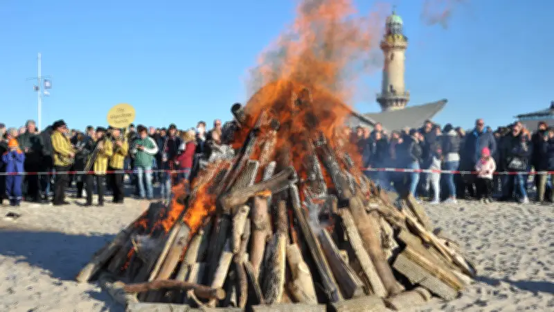 Osterfeuer 2026 in Rostock und Umgebung: Traditionelle Flammen am Ostseestrand