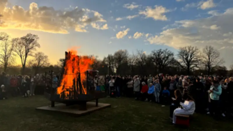 Osterfeuer im Kulturpark Neubrandenburg lockt trotz Wolken viele Besucher an
