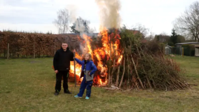 Osterfeuer in Demmin: Tradition stärkt Dorfgemeinschaft und Kinderaugen leuchten