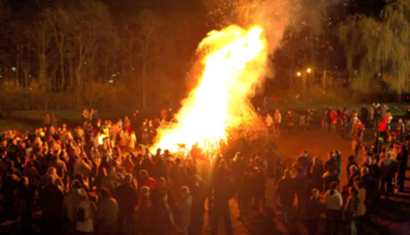 Osterfeuer-Tradition: Bitterfeld-Wolfen und Umgebung laden zu festlichen Flammen ein