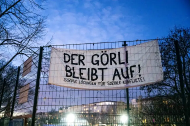 Osterhasen-Protest gegen nächtliche Schließung des Görlitzer Parks in Berlin