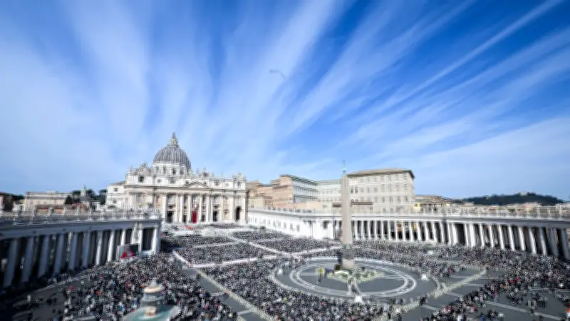 Ostermesse auf dem Petersplatz: Papst Leo erteilt traditionellen Ostersegen in Rom