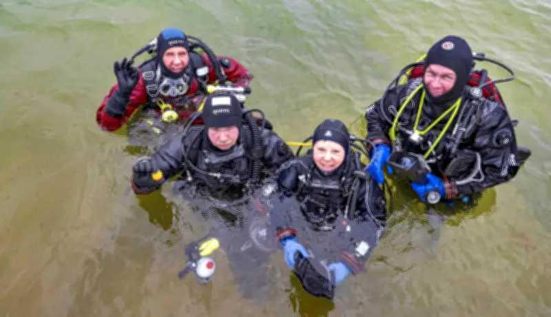 Ostertauchen in Dessau: Taucher bergen historischen Prahm und Fahrrad aus Adria-See