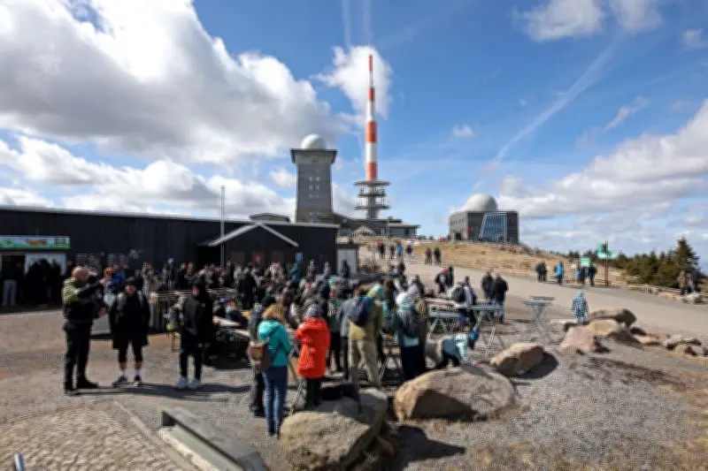 Osterwanderung auf den Brocken lockt Tausende bei sonnigem Wetter