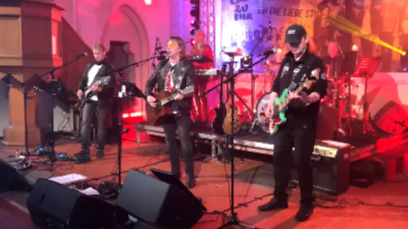 Ostrocker bringen Kirche in Eggesin mit DDR-Rock zum Kochen