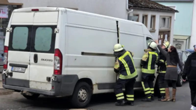 Paket-Bote in Lieferwagen eingesperrt: Frau rettet Zusteller mit Hilfe der Feuerwehr
