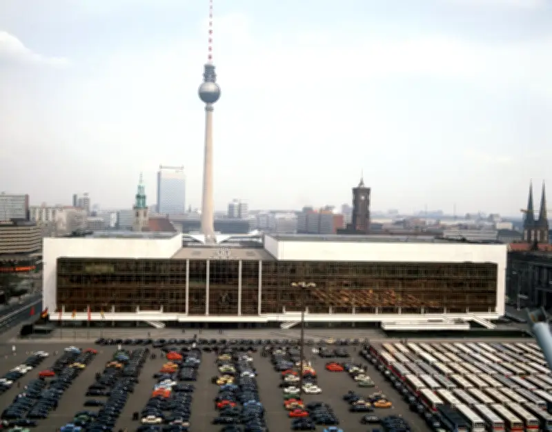 Palast der Republik: Vom DDR-Prestigebau zum umstrittenen Abriss vor 50 Jahren