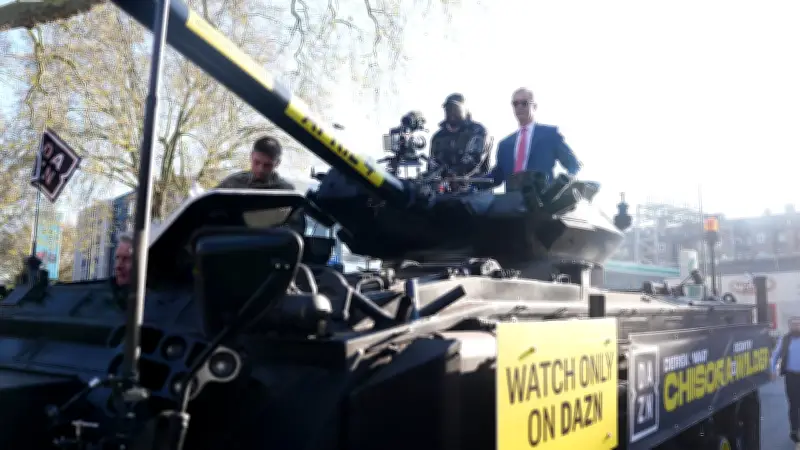 Panzer-PR in London: Boxer Chisora und Politiker Farage sorgen für Empörung