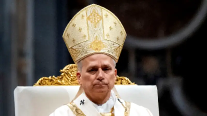 Papst Leo XIV. trägt Kreuz selbst bei ergreifendem Kreuzweg am Kolosseum