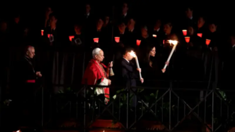 Papst Leo XIV. trägt Kreuz selbst bei traditioneller Via Crucis-Prozession in Rom