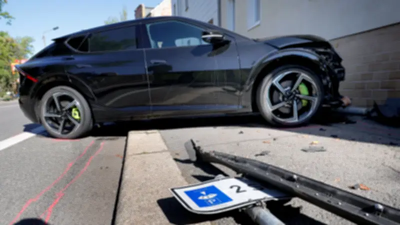 Parkmanöver in Dessau endet an Hauswand: Senior verwechselt Pedale