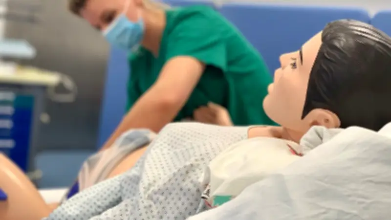 Pasewalker Klinik trainiert Notfälle im Kreißsaal: S.A.V.E.-Programm stärkt Teamarbeit