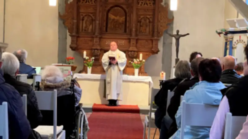 Pastor weiht Christus-Statue mit weiblichen Formen in historischer Hildebrandshagener Kirche