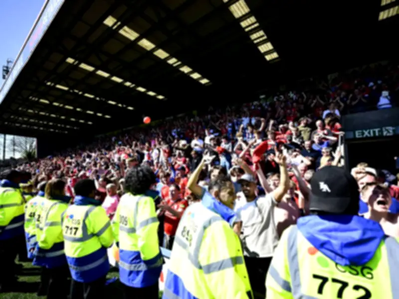 Platzsturm eskaliert: York-Profi schlägt Fan – Polizei ermittelt