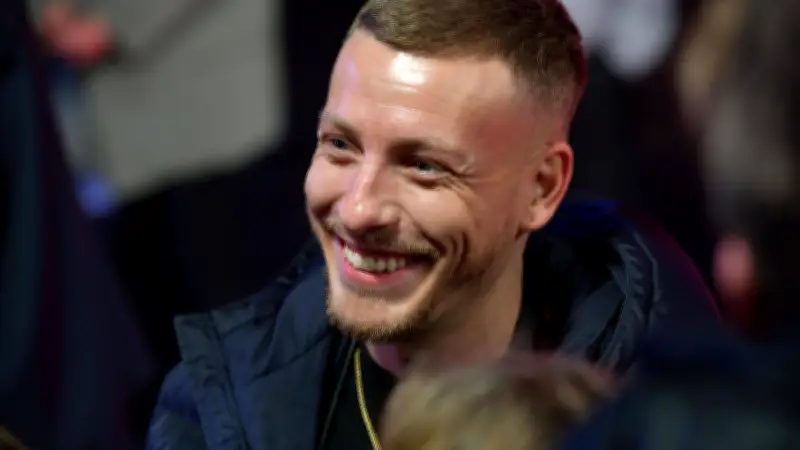 Podcast-Empfehlung: Felix Lobrecht preist ARD-Serie 'In aller Freundschaft' als perfektes Kopfausschalt-Format