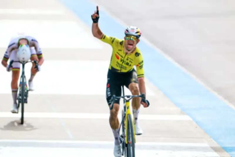 Pogacar bei Paris-Roubaix geschlagen: Van Aert triumphiert mit emotionalem Sieg