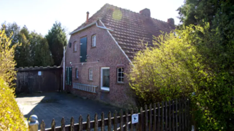 Polizei entdeckt Leiche im Garten von Holtgast: Familie festgenommen