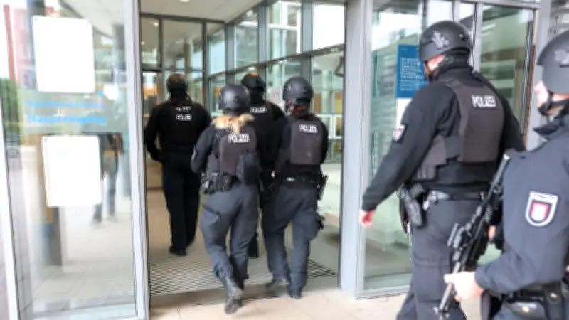 Polizei schießt auf flüchtigen Mann und stürmt Klinik in Pinneberg