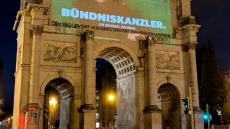 Polizei stoppt illegale Habeck-Projektion auf Münchner Siegestor – Bußgeldverfahren eingeleitet