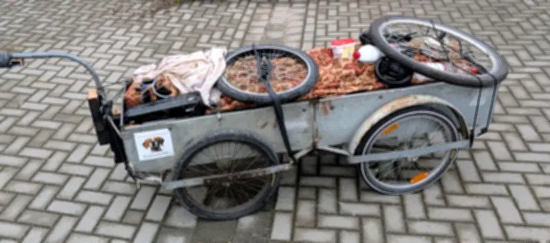 Polizei sucht Besitzer von mysteriösem Fahrradanhänger in Kleinkühnauer Einfahrt