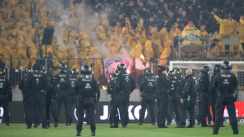 Polizei verhindert Massenschlägerei von Hooligans vor Nürnberg-Dresden-Spiel
