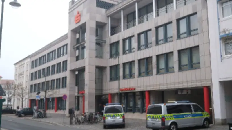 Polizeieinsatz in Dessau: Frau tritt gegen Geldautomaten - Kein Überfall