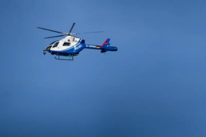 Polizeihubschrauber sucht nach Einbrecher in Garbsen bei Hannover