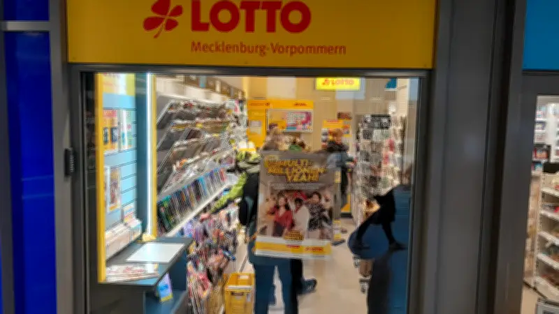 Postschalter schließt früher in Rostock: Ältere Kundin verzweifelt an Personalmangel