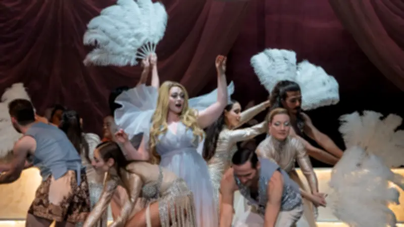 Premiere in Neustrelitz: Paul Linckes Operette „Frau Luna“ begeistert mit utopischer Mondreise